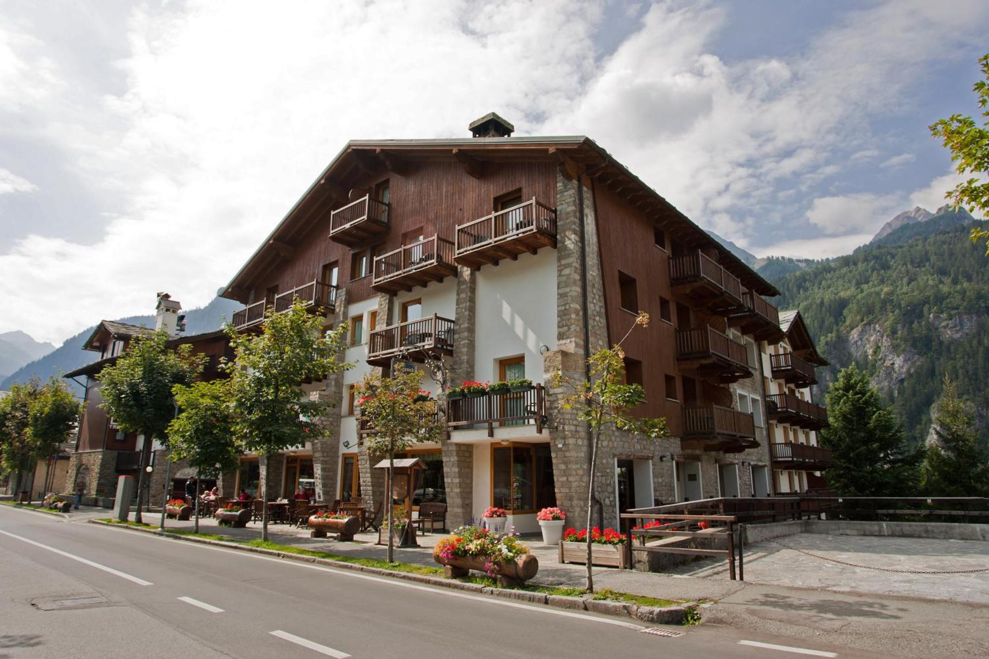 Residence Le Grand Chalet Courmayeur Eksteriør bilde